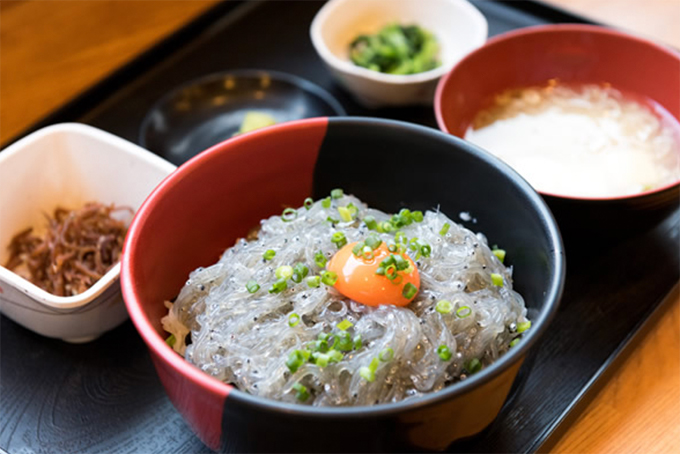 Kachan no Mise's Shirasu Don (Whitebait Bowl)